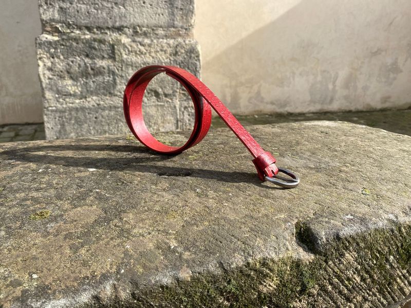 Ceinture rouge autruche. Largeur 3 cm, boucle argentée.