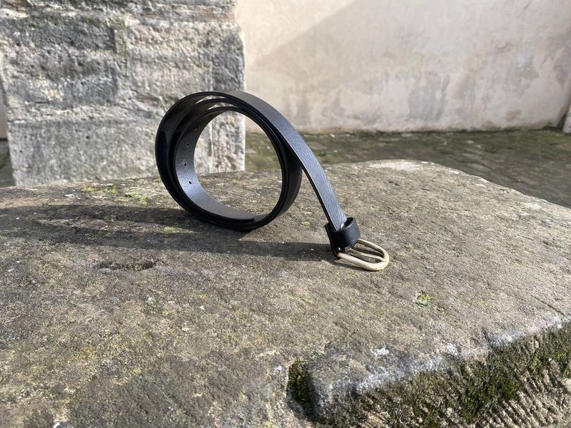 Ceinture noire foulonnée. Largeur 3 cm, boucle vieux laiton.