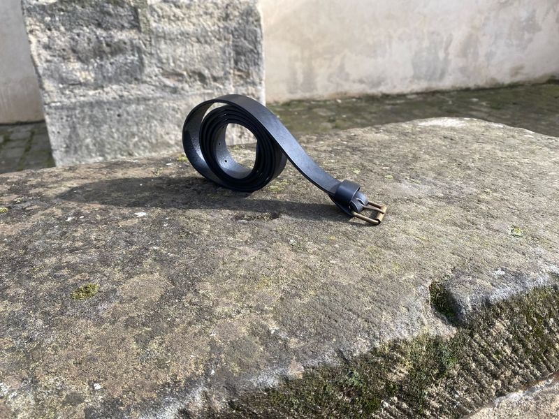 Ceinture noire foulonnée. Largeur 3 cm, boucle à rouleau.