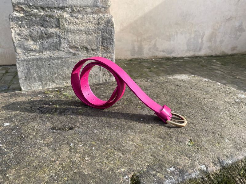 Ceinture rose. Largeur 3 cm, boucle laiton brossé.