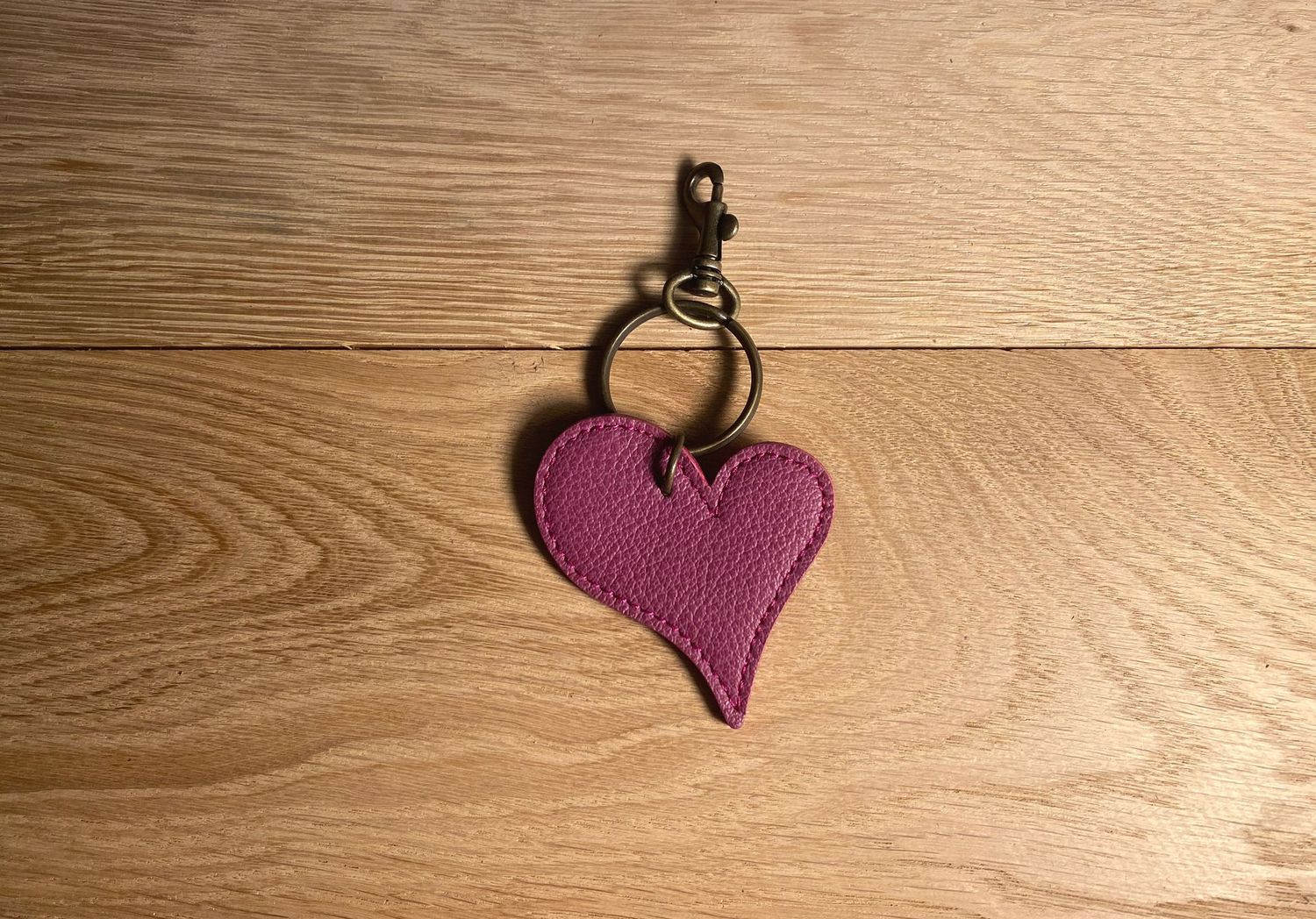 Porte clefs coeur rose, surpiqué rose.