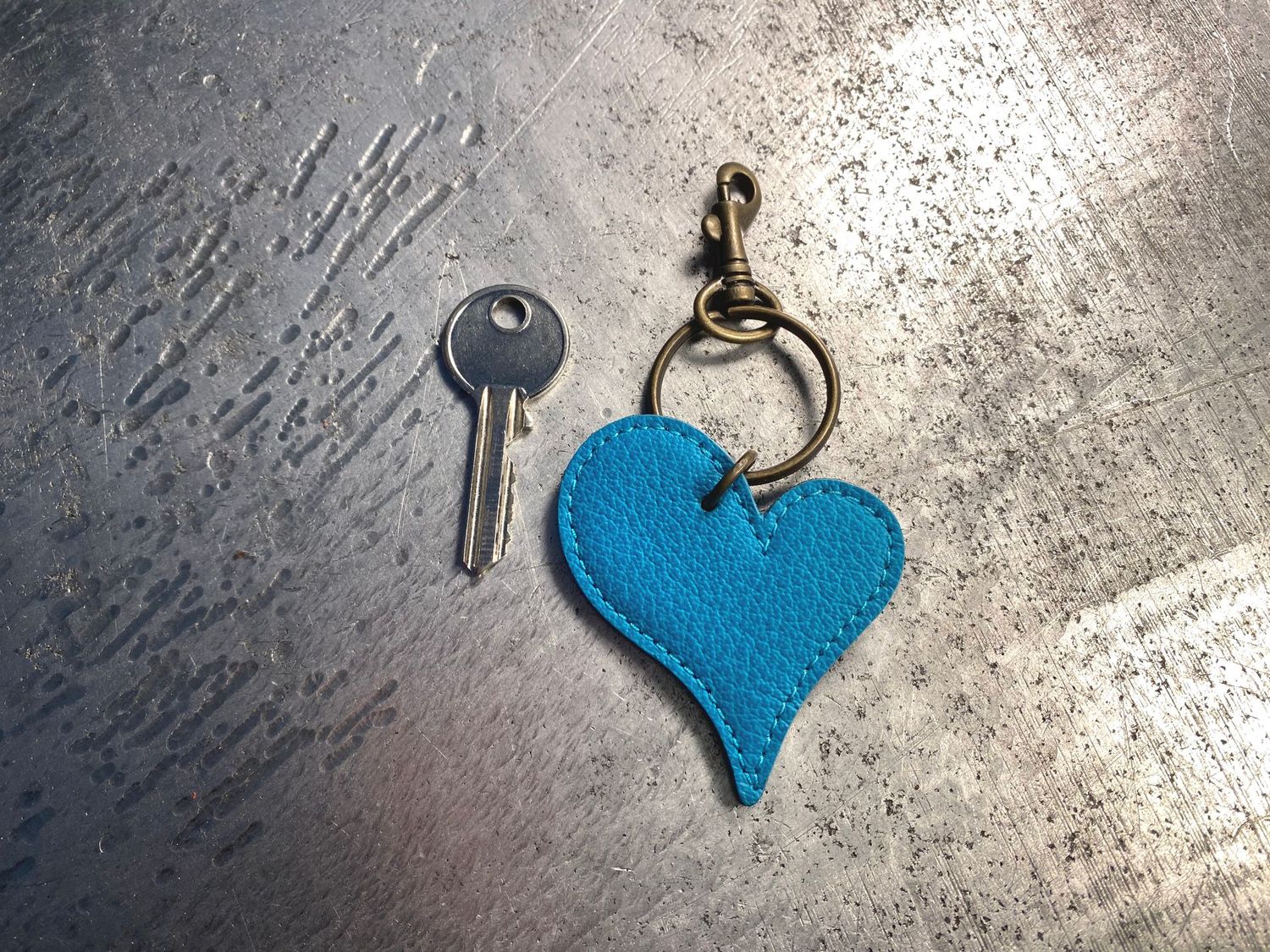 Porte-clefs coeur menthe, surpiqûre turquoise.