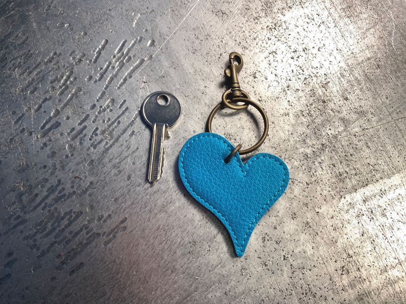 Porte-clefs coeur menthe, surpiqûre turquoise.