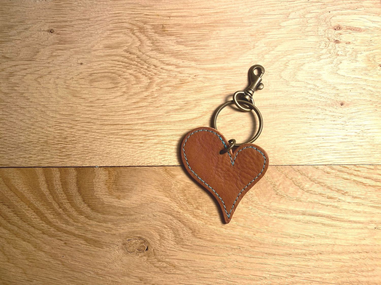 Porte-clefs coeur, cognac surpiqué turquoise.