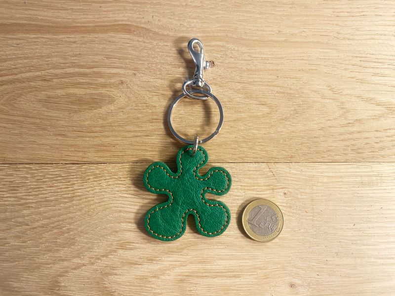 Porte-clefs fleur, buffle vert, surpiqué orange.