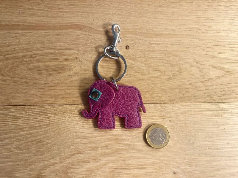 Porte clefs éléphant rose, oeil vert.