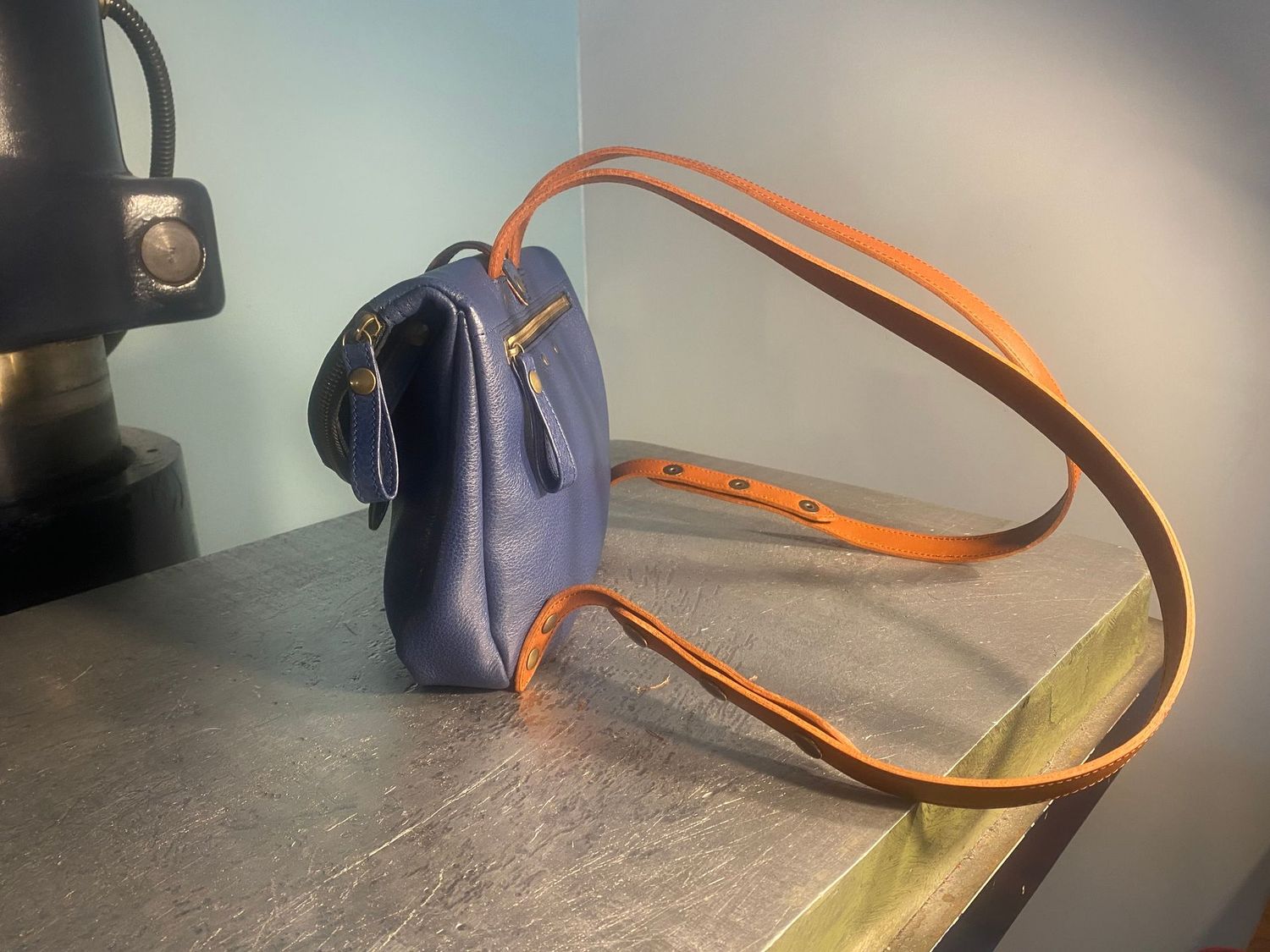 Allegra, bleu et cognac.