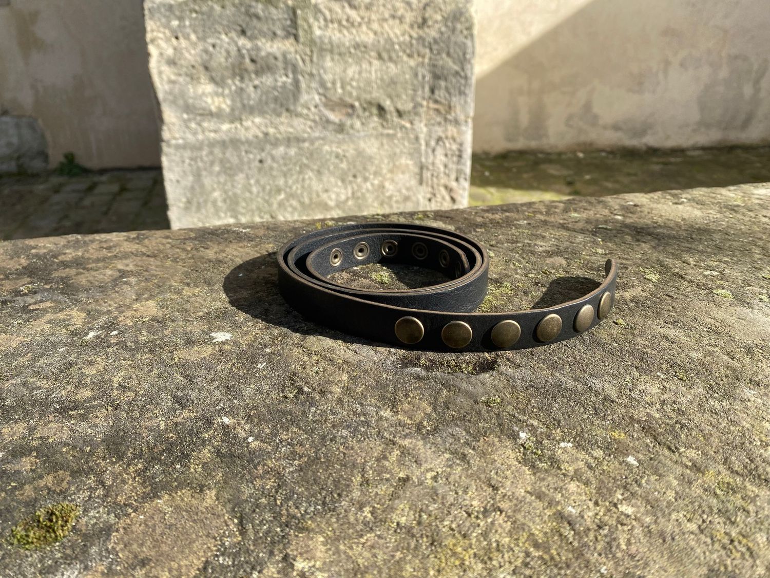 Ceinture "Shep", noire foulonnée. Largeur 2cm fermée avec pressions.