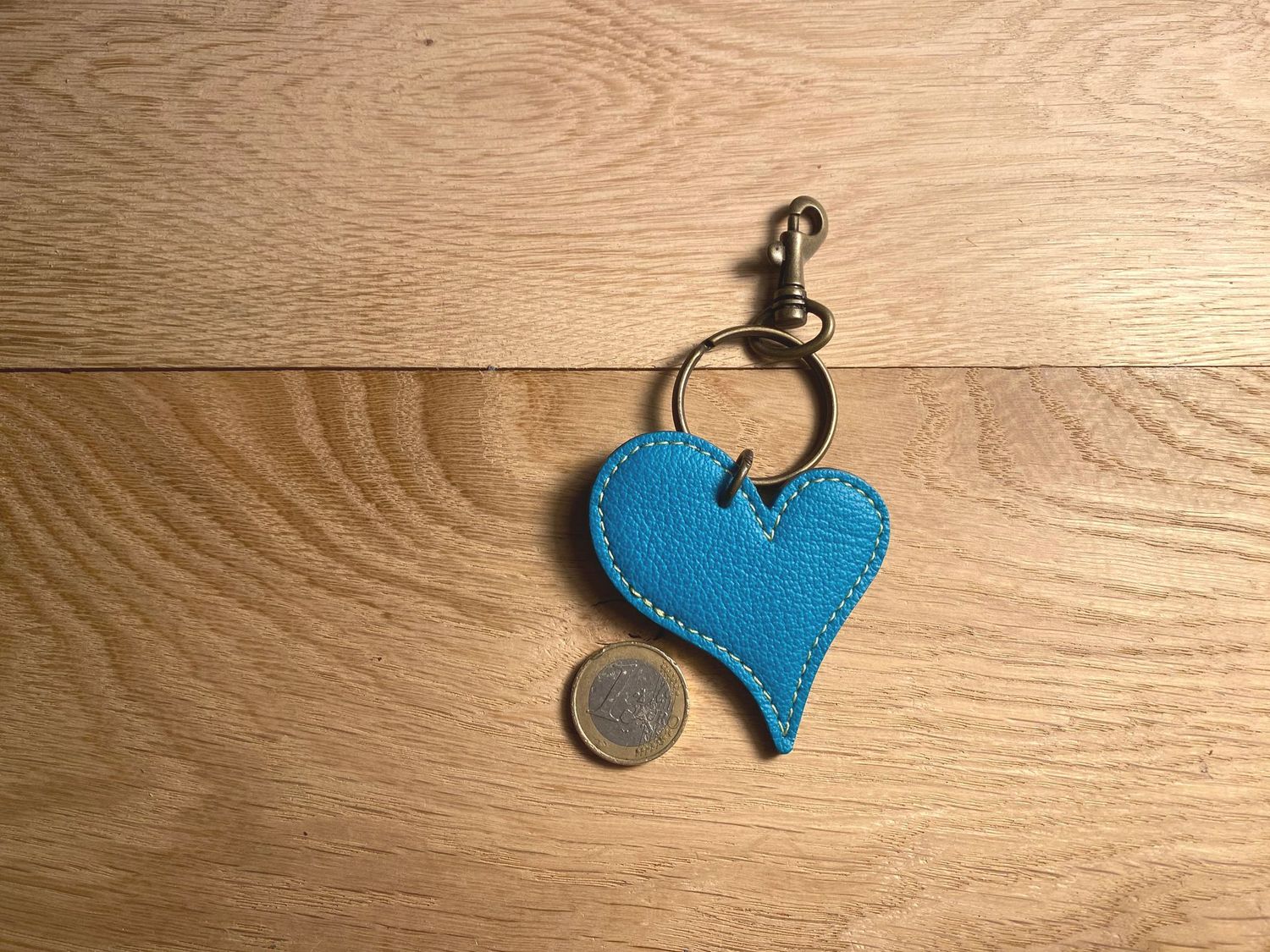 Porte-clefs coeur menthe, surpiqué jaune. Porte-clefs coeur menthe, surpiqué jaune.