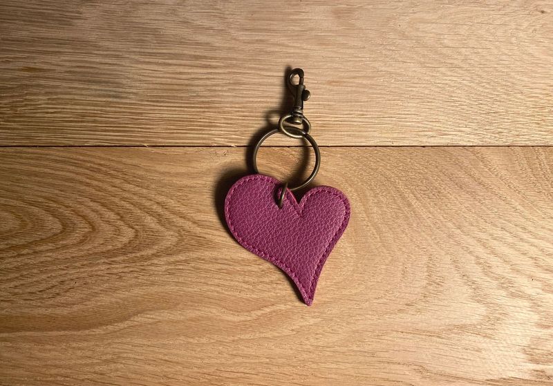 Porte clefs coeur rose, surpiqué rose.