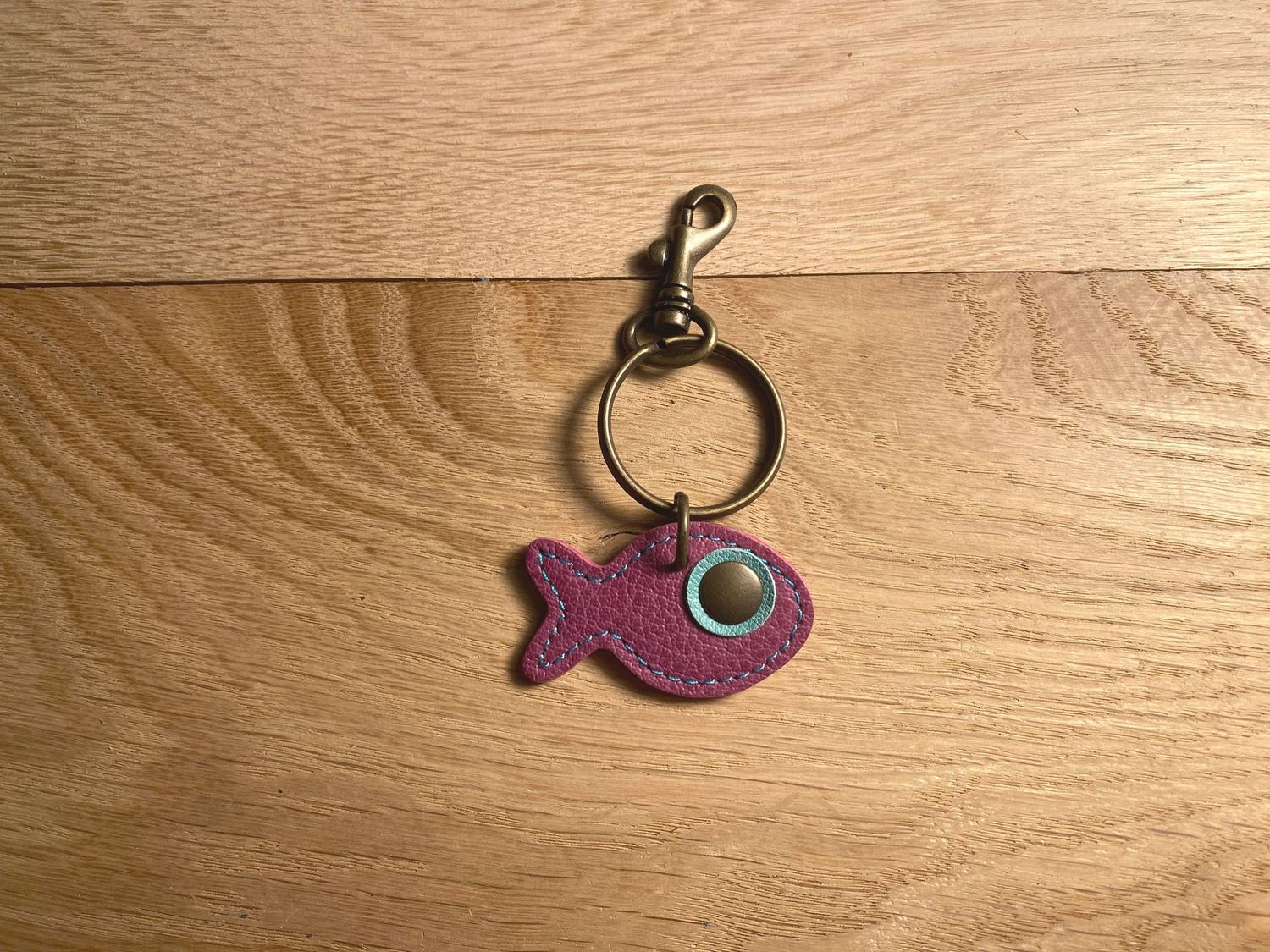 Porte-clefs poisson rose, surpiqué turquoise, oeil aqua Porte-clefs poisson rose, surpiqué turquoise, oeil aqua