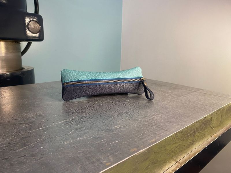 Aguibou, trousse à stylos, marine et cèdre.