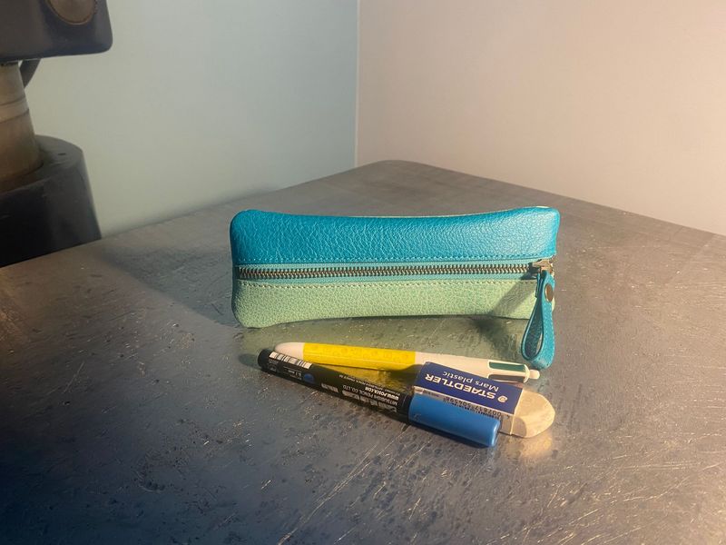 Aguibou, trousse à stylos, menthe et aqua.