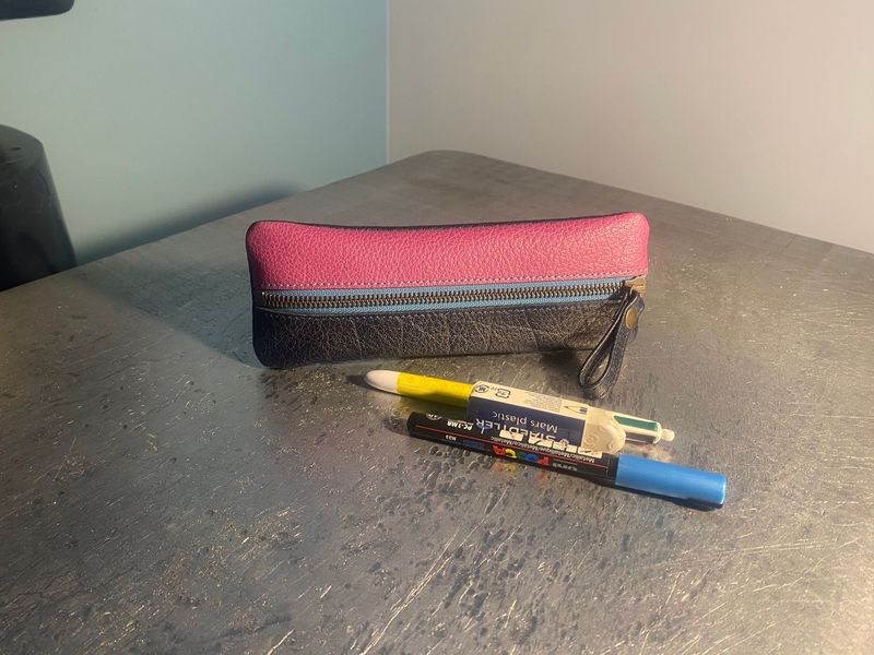 Aguibou, trousse à stylos, marine et rose.
