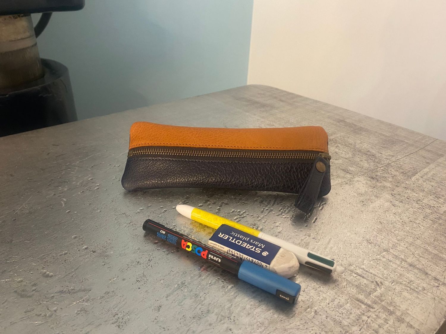 Aguibou, trousse à stylos, marine et cognac.