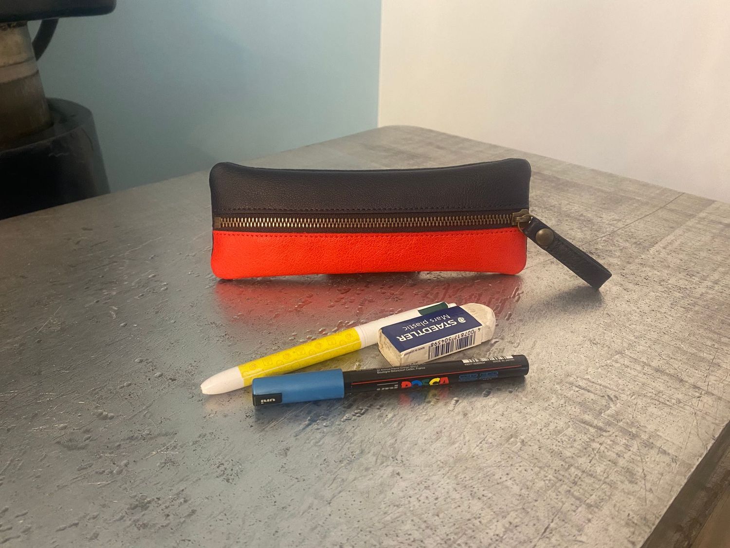 Aguibou, trousse à stylos, marine et rouge.