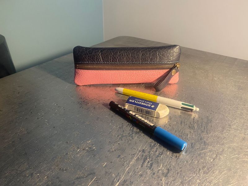 Aguibou, trousse à stylos, marine et rose pâle.