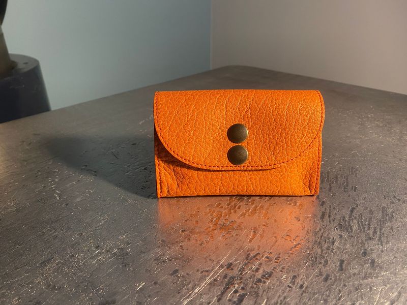 Adso (petit portefeuille) orange et rouge.