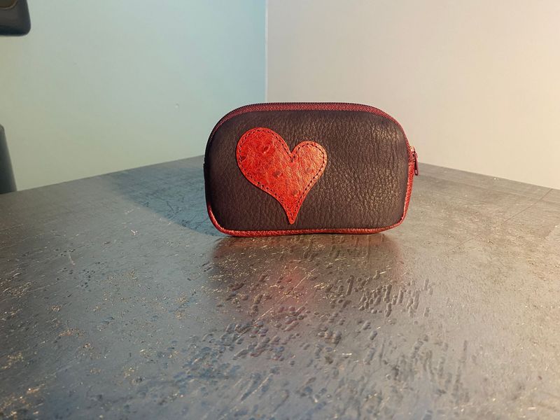 Roscoe prune, coeur rouge façon autruche