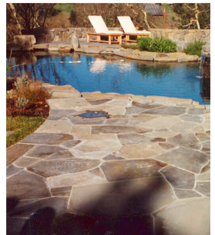 Flagstone BLUESTONE FULL COLOR IRREGULAR STAND UP (3/4 - 1 1/4 in.) Sold/Ton. Call for Pricing.