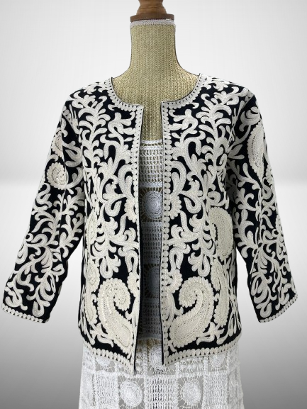 ​Chaqueta talla única. Modelo Pua, fondo negro​ y blanco