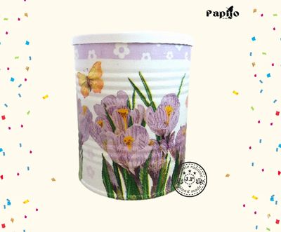 Metalowy pojemnik z krokusami