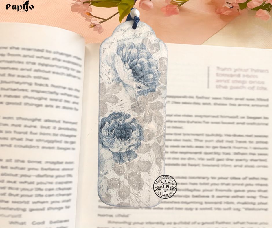 Zakładka do książki z niebieskimi różyczkami