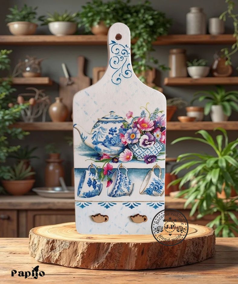 Ozdobna deska z wiszącymi filiżankami