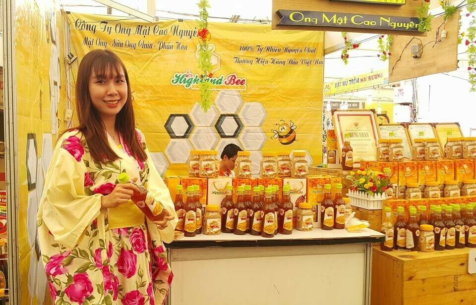Mật ong nguyên chất Cao Nguyên Highlandbee hộp giấy đôi quai xách 02 chai 500ml