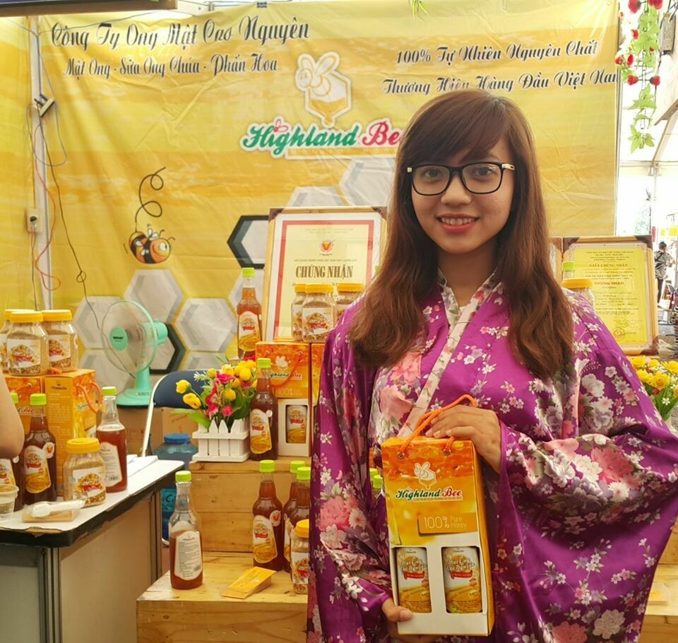 Mật ong nguyên chất Cao Nguyên Highlandbee hộp giấy đôi quai xách 02 chai 500ml
