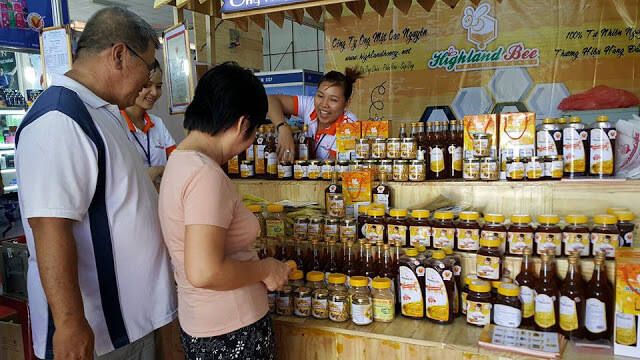 Mật ong nguyên chất Cao Nguyên Highlandbee hộp giấy đôi quai xách 02 chai 500ml