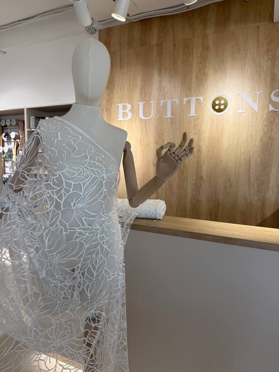 Dantelă 3D cu broderie florală