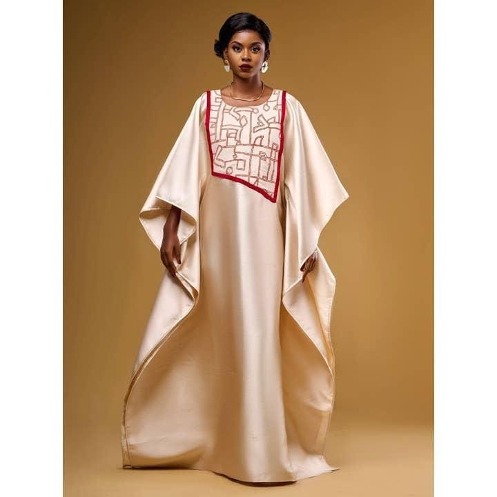 Robe en satin doré et imprimé boubou