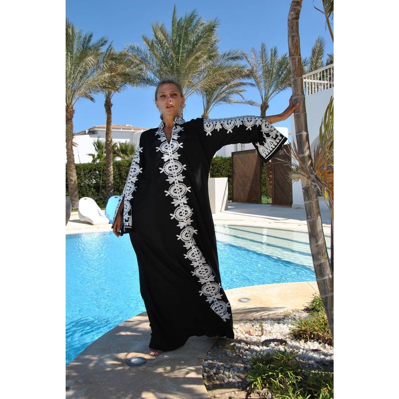 Elégante robe caftan brodée