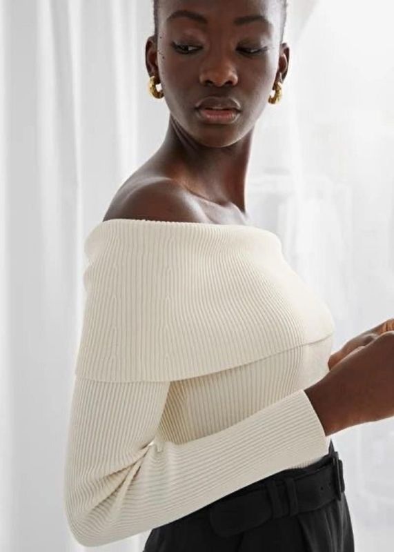Pull en maille fine à épaules dénudées