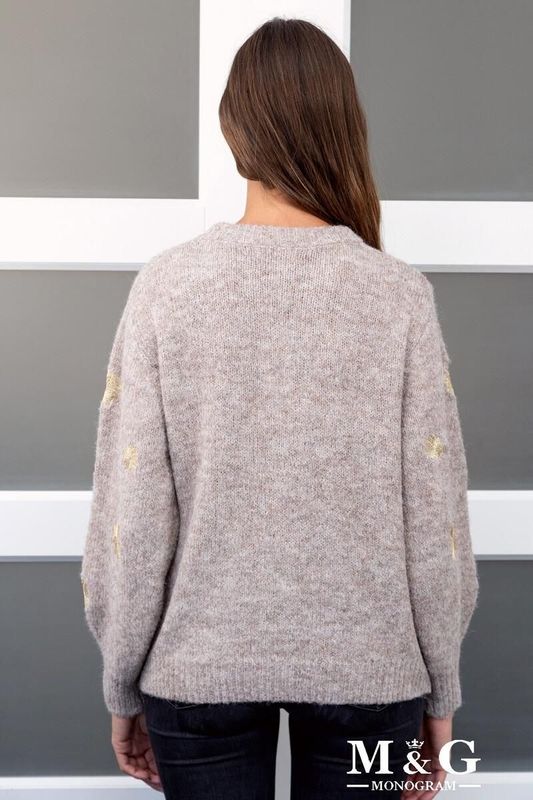 Pull avec fleurs brodées en fils dorés