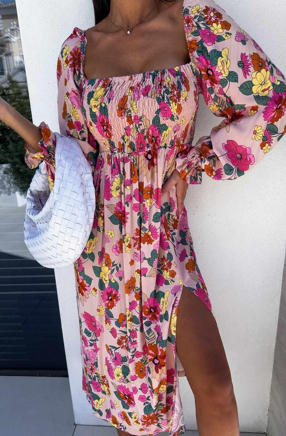 Robe midaxi à froncements floraux et fentes latérales