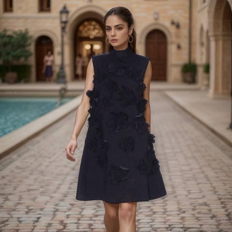 Robe courte sans manches à col montant avec fleurs