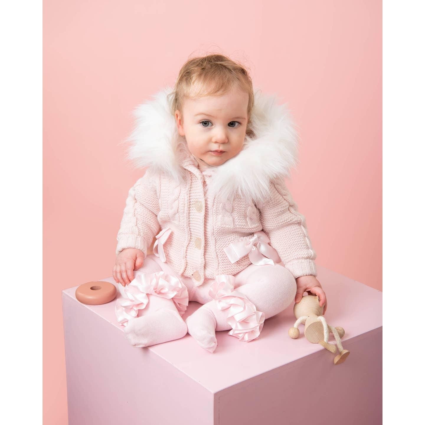 Combinaison de neige à nœud en tricot avec capuche en fausse fourrure.