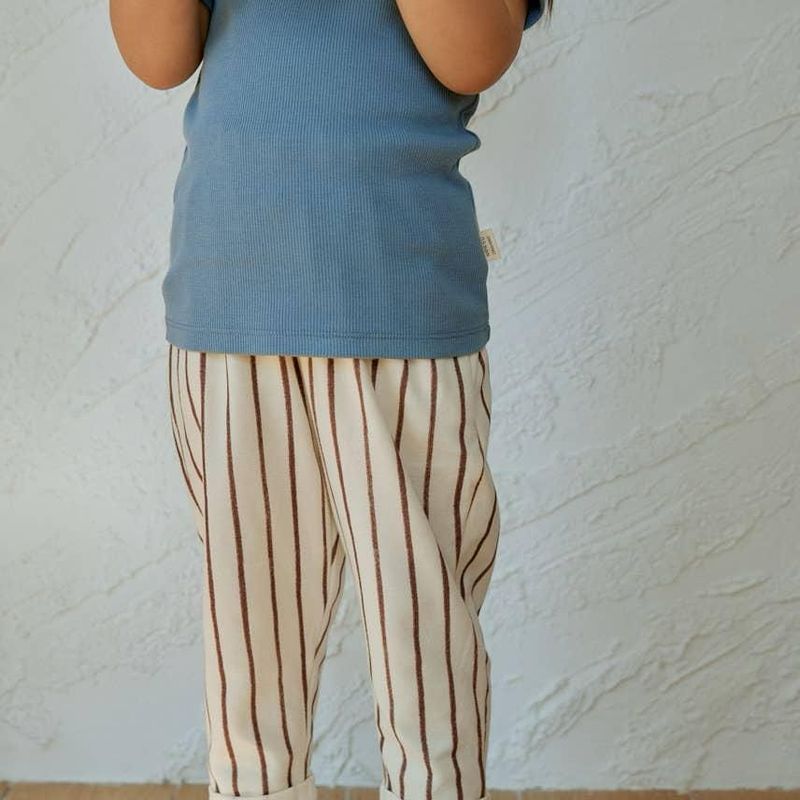 Pantalon fuselé décontracté pour bébé à rayures brunes