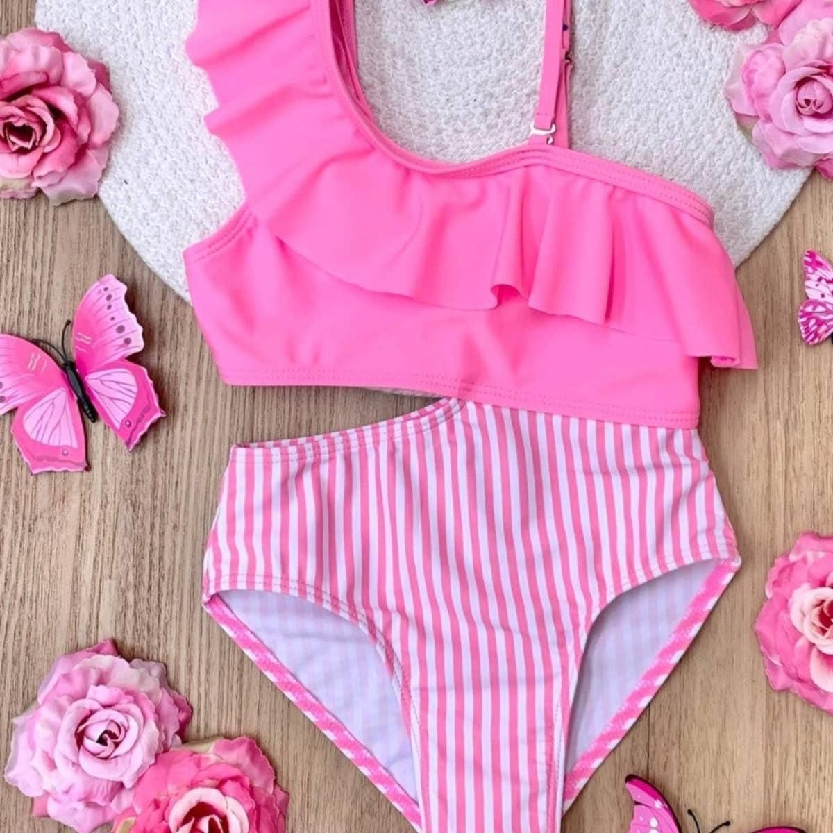 Maillot de bain rose avec détails à rayures, découpes et volants