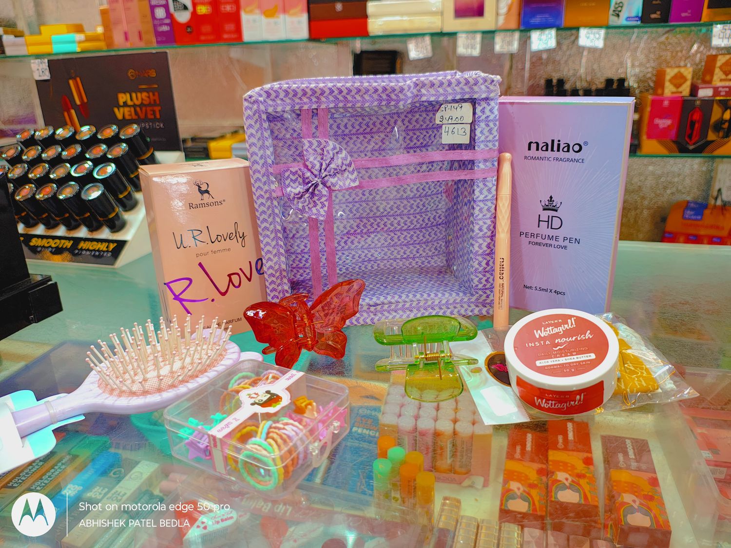 Cosmetic &amp; hair accessories gift hamper