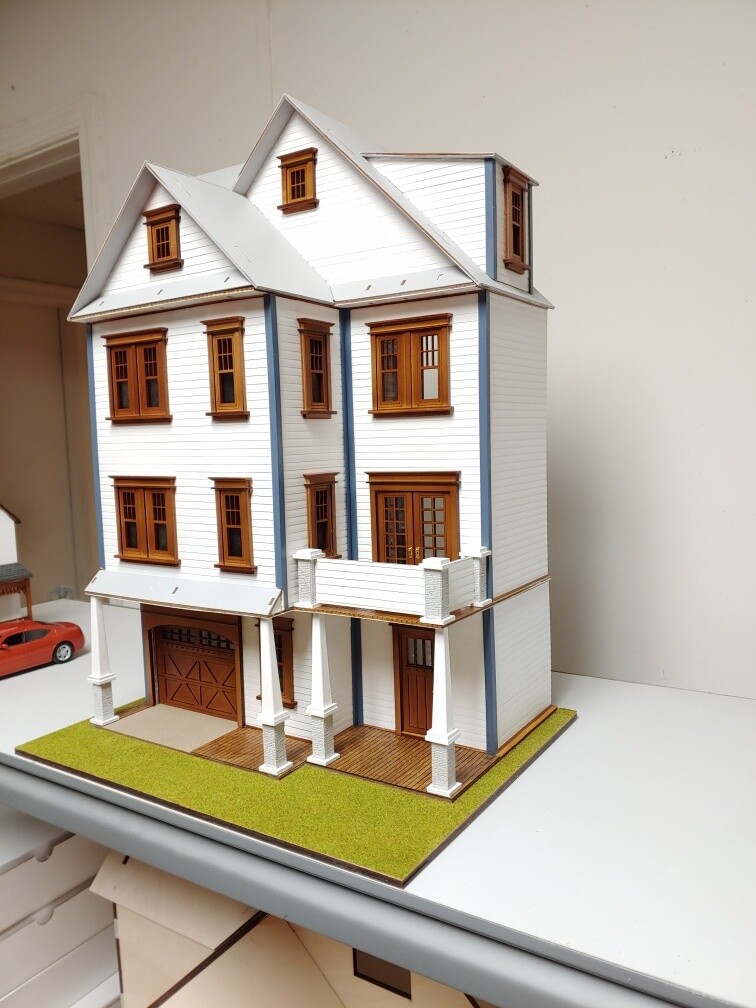 Clarkson Craftsman Mansion 1:24 Dollhouse