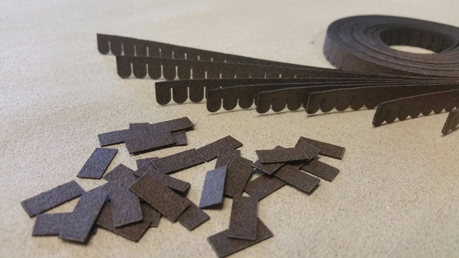 Brown asphalt fishscale shingles 1:48 scale
