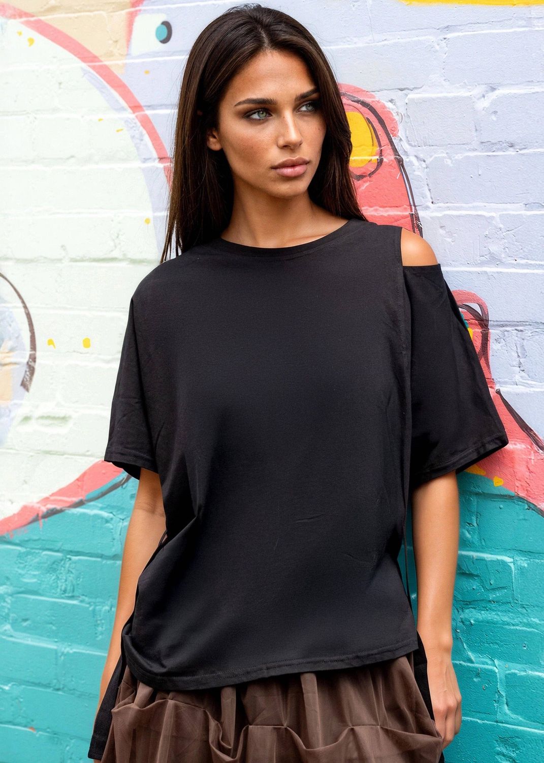 Cold Shoulder Strap Tee: Black / One size