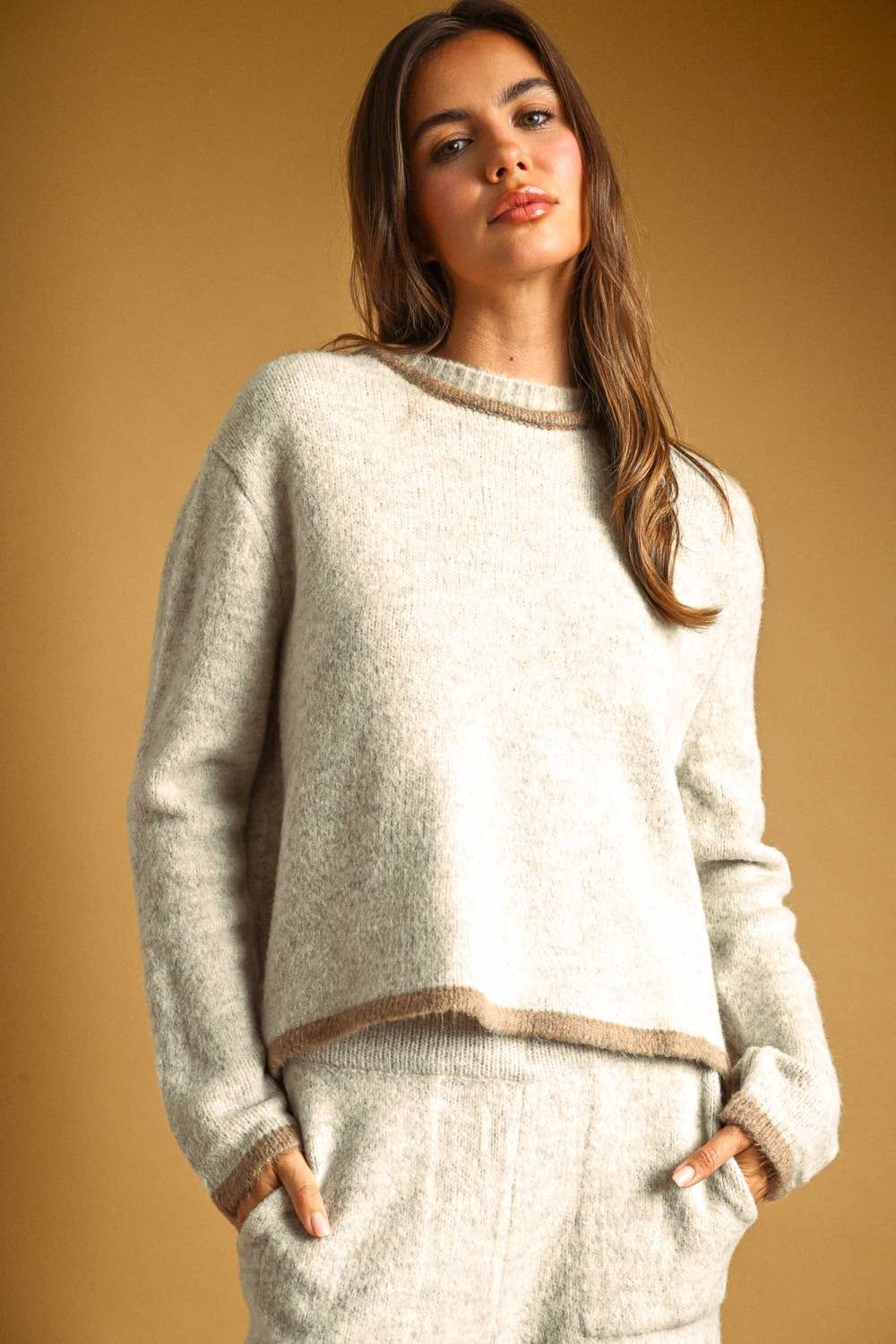 COLOR CONTRASTED BACK OPENED DETAIL SWEATER TOP