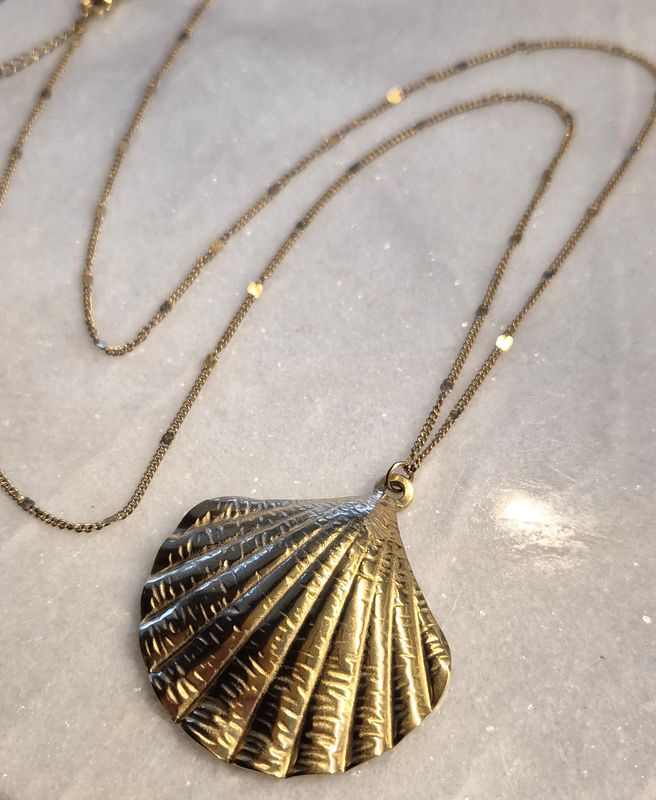 Lange ketting met schelp bedel