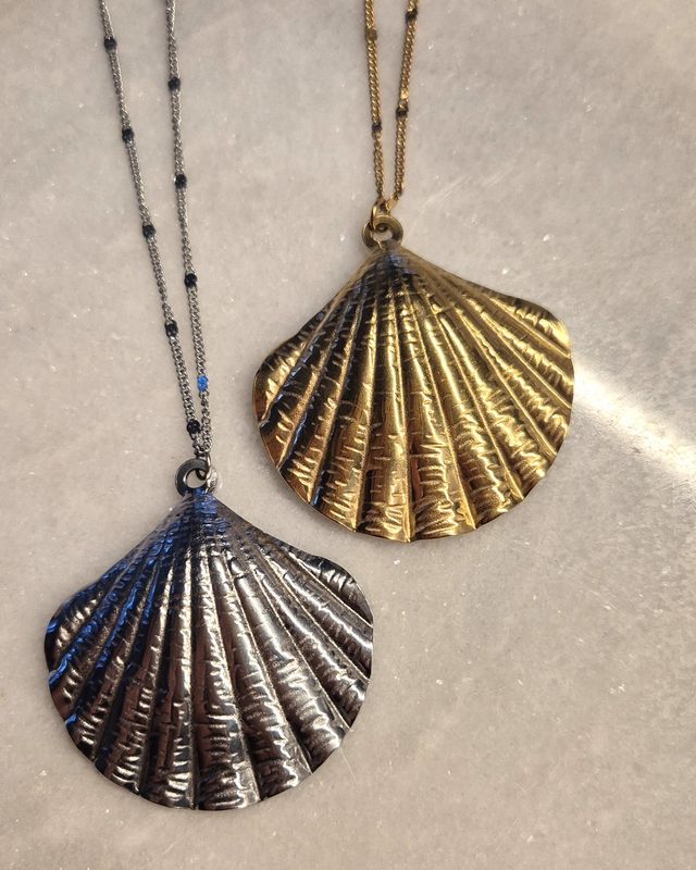 Lange ketting met schelp bedel