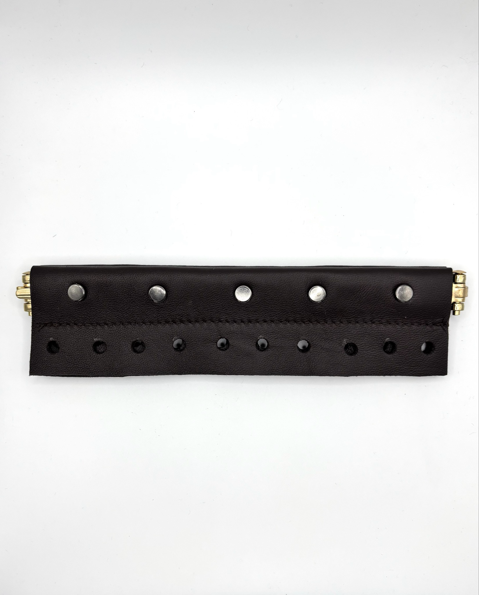 Cerniera in pelle con borchie