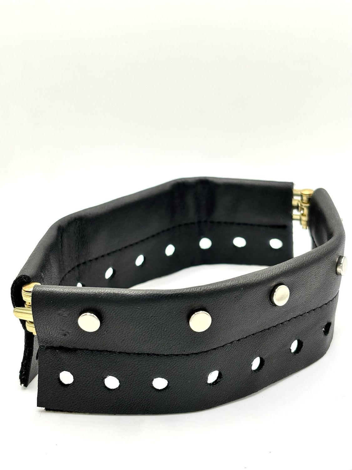 Cerniera in pelle con borchie